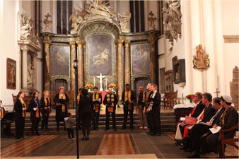 Chor vor dem Altar der St. Marienkriche Berlin und sitzend religiöse Vertreter von Christen, Juden Muslime und der SPD-LV Stöß. Andacht zum Stadtjubiläum. Foto: Helga Karl