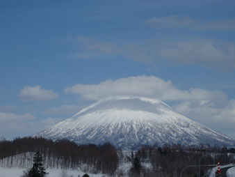 同じく帰路の道路から見た羊蹄山このような晴天の日に登りたいものだ。