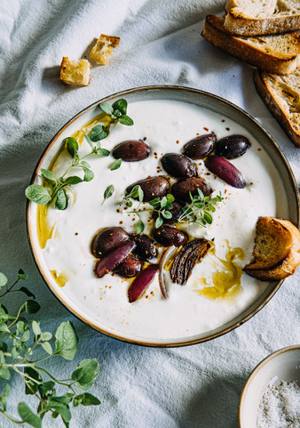 Feta-Creme-Dip mit schwarzen Oliven