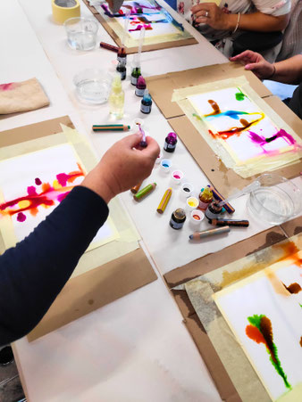 Blaue und rote Aquarellfarben laufen wie Fäden ineinander