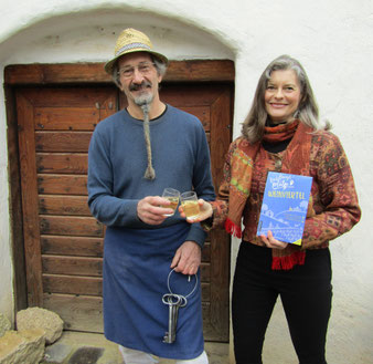 Autorin Gabriele Dienstl und Kellergassenführer Alois Ullmann in der Kellergasse Oberkreuzstetten