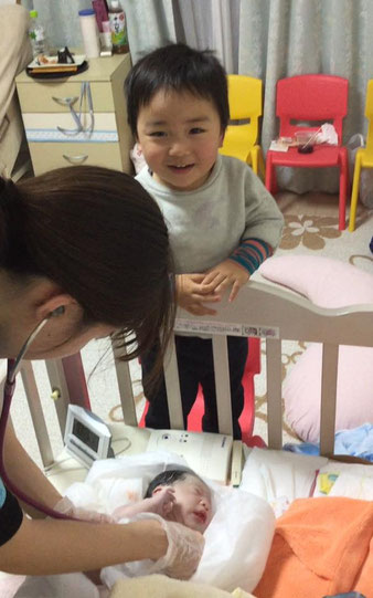 お兄ちゃんの見守る中健康チェック