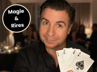 Romi, magicien professionnel à Toulouse, réalise un tour de magie interactif sur scène devant un public émerveillé.