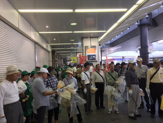 写真１「大宮駅西口交番前：さあ、やるぞ！」