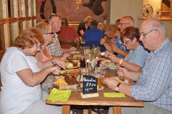 Zuchtfreunde beim Abendessen