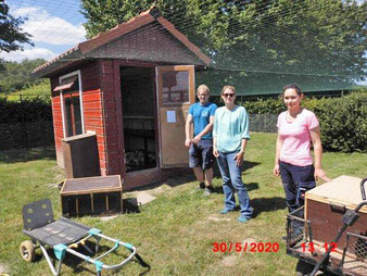 WGH Team beim einstallen der Lachse in den neuen Stall.