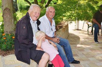 Opa Heinrich Klother mit Enkel am Nachmittag