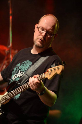 Bassman Thomas hat den Groove der ganz tiefen Töne