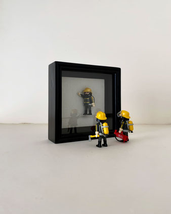 モールディングが施された艶のあるクラシックな黒いフレーム。厚みがあり、立体物を飾ることができます。ドライフラワーなどの植物を展示するためのコレクション・ボックス／標本箱です。キャンバス布に糸で縫い留めたり、ボンド等で接着します（フィギュアを糸で留めています）