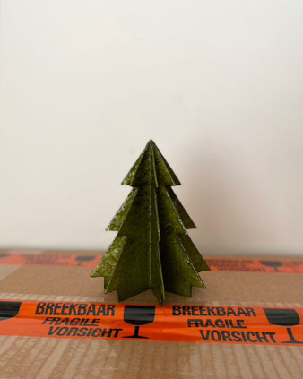 クリスマスツリー オリーブグリーン　カピス貝を使って作られたクリスマスツリー。　柔らかい光沢のあるカピス貝を美しい濃淡のあるオリーブグリーンに彩色しています。　パピエマシェの技法　フィリピン・セブ島の工房で手作業により丁寧に作られています。　カピス貝　デザイン：オランダ　原産国：フィリピン　クリスマスオーナメント　飾り