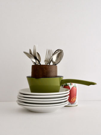 琺瑯のミルクパン グリーン / Enameled Milk Pan Green 【1～2人分に最適】ミルクの温め、スープ作り、ソース調理に便利なホーロー鍋。熱伝導が良く、食材の美味しさを引き出します。シンプルで可愛いデザインは、キッチンをおしゃれに彩り、普段使いにも◎。【特徴】直火・IH対応（電子レンジ不可）。お手入れ簡単で長く愛用できます。 材質：琺瑯 原産国：タイ