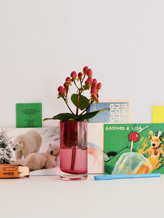 手吹きガラスの小さな花器「Cylinder Small Vase Apricot」。透明感のあるピンクとクリアガラスのグラデーションが美しく、一輪の花を生けるだけで絵になるデザイン。個体差や小さな気泡が特徴のハンドメイド品。