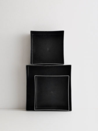 プランター用として作られたプラスチック製コンテナ。15cm角の直方体で、防水性があり収納用途にも適しています。表面に白っぽいムラのある独特の質感が特徴で、キッチンやバスルームの整理におすすめです。