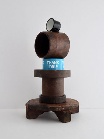 インドのヴィンテージ木製スタンド「Vintage Wooden Stand」。年月を重ねた風合いが魅力で、花台や鍋敷き、アクセサリートレイ、ディスプレイ台として活躍。ユーズド品のため、節や木目・ひび割れに個体差あり。原産国：インド｜ブランド：PUEBCO