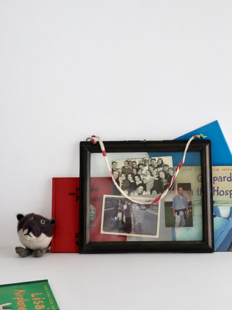 Kaliba フォトフレーム ブラック / Kaliba Photo Frame Holizontal Large Black NKUKUは、クラシカルな鉄枠とガラスのフォトフレームです。かまぼこ型のモールディングが施され、2枚のガラスで写真を挟んで飾ります。8×10の大判写真やLサイズの写真、ポストカードも飾れます。吊り下げ紐はリサイクルサリー製。原産国はインド、ブランドはNKUKU（U.K.）