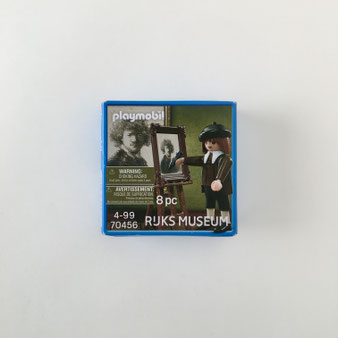アムステルダム国立美術館のミュージアムショップで見つけたプレイモビルです。これは、自画像を描くレンブラントのプレイモビルです。Playmobile　70476　フィギュア　画家　コレクション　収集　飾り　ディスプレイ　人形　プラスチック　カラフル　ドイツ　マルタ　グラフィカル　明快な色　原色　おしゃれ　かわいい　人気　おすすめ　デザイン　ブランド　画像　プレゼント　ラッピング　通販　海外　輸入品