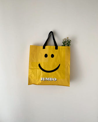 オランダのスーパーマーケット「JUMBO（ユンボ）」のショッピングバッグ。クロームイエローに「JUMBO」のロゴとスマイルマークが入っています。濃いめの黄色と明快なデザインがとても格好良いです。正方形のストンとした形。軽くて丈夫な作りです。大きめなサイズなので、レジャーや、蚤の市でたくさん買い物をする時にも使えそうです。アムステルダムの蚤の市に買い物に来ている人も使っていました。エコバッグ。