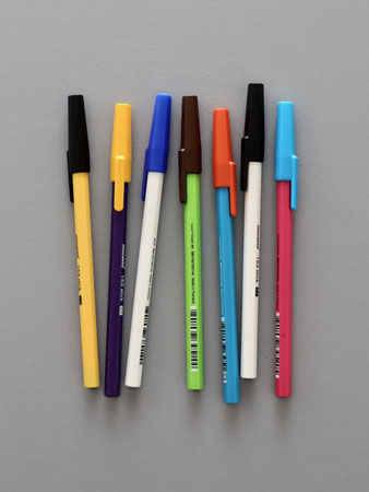 タイで見つけたカラフルなボールペンです。インクの色はすべて黒ですが、ペン自体は明るい鮮やかなカラーです。筆記感はさらっとしており、スムーズな書き味が特徴です。0.7mmのペン先を使用して、昔ながらのボールペンらしい線を描くことができます。また、ボディは六角形で、ボディ色と異なるカラーのキャップが付いており、その組み合わせが文房具らしい鮮やかなカラーリングを生み出しています。