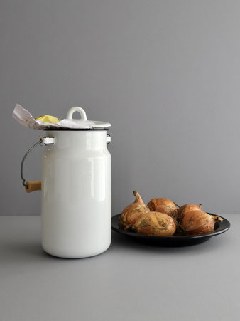 琺瑯のコンポストビン / White Enamel Table or Compost Binは、白いホーロー製で木製ハンドル付きの生ゴミ用ダストビンです。生ゴミを分別し、家庭のコンポストや地域の堆肥化ボックスに投入するために使用できます。フランスでは2024年から生ゴミの堆肥化が義務化される予定。テーブルに置いて小さなゴミ箱としても利用可能。ブランドはベルギーのZANGRAです。