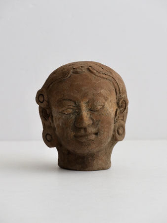 インドネシア製のハンドメイドのテラコッタ首像。ギリシャ、ローマ、エトルリアの彫刻を思わせる目を閉じた女性の顔。テラコッタの素朴な質感と古典的な造形が自然に合っています。一点一点表情が異なる1点ものです。