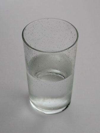 気泡入りの透明ガラスが涼しげなタイ製タンブラー。500mlのたっぷりサイズで水やアイスコーヒーに最適。