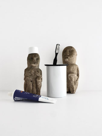 ZANGRAのEnamel Toothbrush Mugは、白い琺瑯に黒い線がアクセントとして施された歯ブラシスタンド。4つの穴付き蓋で歯ブラシを収納可能で、蓋を外せば歯磨き用のカップとしても使用できます。Made in Belgium。
