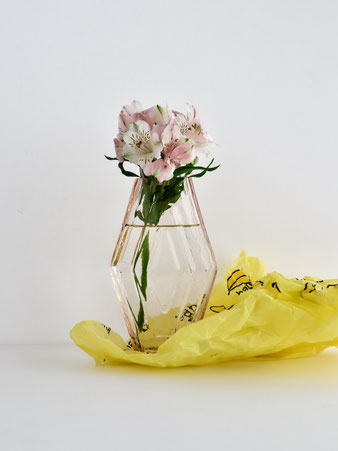 オランダのインテリアショップ「BRÛT（ブリュット）」の花瓶です。アールデコの幾何学模様は、「Amsterdamse School（アムステルダムスクール）」という建築様式から着想を得ています。インドの職人によりハンドプレスで成形されています。