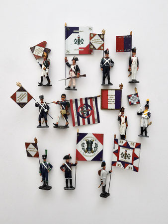 フランスの出版社アシェットが展開したナポレオン帝国時代の軍装フィギュア。精巧に彩色された制服の細部、旗の紋章、一体一体異なるポーズ。ヨーロッパの歴史が凝縮されたオブジェです。金属製でずっしりと重く、ペーパーウェイトとしても使えます。ヴィンテージ品。