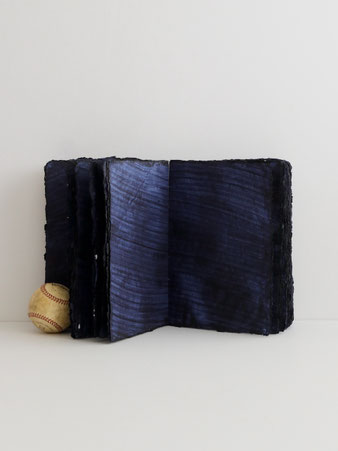 Lamali Parisの「Liasse Indigo Night」。天然藍で染めたコットンラグペーパーを使用したハンドメイドノートです。デッケルエッジ仕上げと糸綴じによる紙束構造が特徴。スクラップブックやアルバム、紙類の保管用にも適しています。