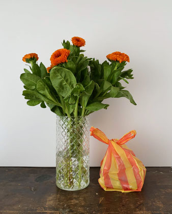 Vase Sal 表面に斜め格子状の凸凹がある円筒形の花瓶です。ガラスブロックようにも見え、懐かしい感じがします。花を生けると、ガラスの凹凸がキラキラとして華やかで美しいです。花の形が決まりやすいプロポーションです。-画像はカレンデュラ（キンセンカ）を7本生けています。花器。フラワーベース。
