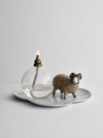 「Glass Ball Oil Lamp Brass Fittings Clear」は、手作りのガラス球体が特徴のシンプルなオイルランプ。真鍮のノズルが中東や東ヨーロッパの風情を感じさせ、夜の食卓やベッドルームに暖かな雰囲気を添えます。