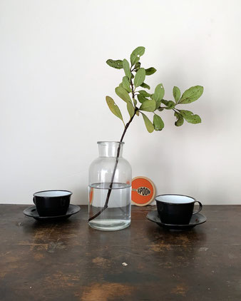 黒い胴体に内側が白い琺瑯のデザイン。紅茶でもコーヒーやカプチーノでも使えそうな使い勝手の良い大きさ。ベルギーのインテリアショップのオリジナリアイテムです。