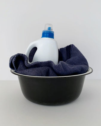 ヴィンテージのホーローの入れ物。古びて、とても良い雰囲気があります。洗濯桶や様々なものの収納に。運動靴を洗う・ラグを洗う・つけ置き洗い。藍染めなどの染色桶。ネコ用のバスタブ。プランターやガーデンアクセサリーとして使う。材　質：Enamel　Found by ：PUEBCO Found in ： India