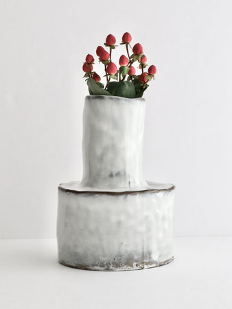 不規則な輪郭が特徴の円筒形花器「Helena Vase 5」。オフホワイト釉薬と焦茶色の陶土が和の趣を演出。枝物や実ものに最適で、飾らなくても空間のアクセントに。手作業仕上げで個体差が魅力。