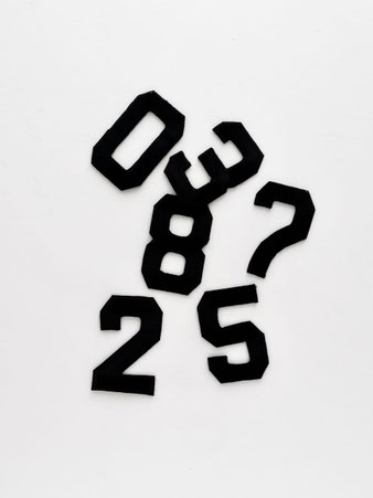 数字のワッペンは、ユニフォームのゼッケン風フォントで、胸元や袖に取り付けてワンポイントアクセントに最適です。全体に刺繍が施され、糸の陰影が魅力を引き立てます。アイロンで簡単に接着可能で、Tシャツやバッグなどのリメイクに便利。形が歪んでいても、アイロン接着時に調整でき、歪んでいるままでも魅力的。原産国：タイ。