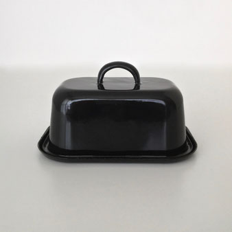ホーロー製のバターケースです。バターを乗せるお皿には凹凸があり、バターがずれにくくなっています。ベルギーのインテリアショップのオリジナリアイテムです。バターディッシュ　バター入れ　バターを入れる　ZANGRA　ザングラ　海外　輸入　外国　琺瑯　エナメル　黒　トレー　トレイ　被せる　ふた　白　ヴィンテージ　クラシック　レトロ　シンプル　おしゃれ　珍しい　インテリア　デザイン　ブランド　プレゼント