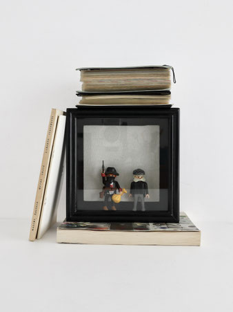 標本のフレーム / Specimen Frameは、厚みがあり立体物を飾ることができるコレクションボックスです。艶のある黒いフレームにモールディングが施され、静謐でクラシックな雰囲気。ドライフラワーやお気に入りのアイテムを展示できます。背面ボードにはキャンバス布が張られており、糸やボンドで固定可能。ティースハンガー付きで壁に簡単に吊るせ、立てて飾ることも可能です。材質は木、ガラス、キャンバス布。