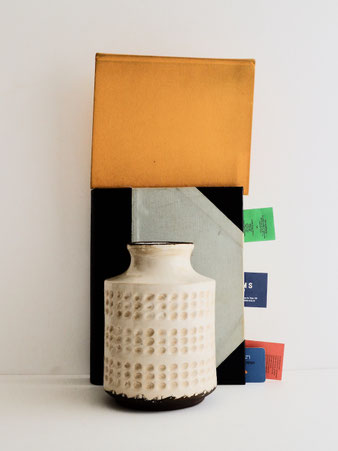 ユニークな楕円形のくぼみが特徴の「Chic Cylindrical Vase」。アイボリーに薄茶の風合いが重なり、手作りの温かみを感じるデザイン。枝物や実ものにぴったりで、お手入れも簡単。
