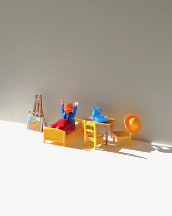 プレイモビル「ゴッホの寝室」70687　ゴッホ美術館のミュージアムショップ限定のプレイモビル。本物そっくりのミニサイズの絵画、イーゼル、パレット、筆がセットになっています。コレクションに加てみてはいかがでしょうか？プレイモビルとは、ドイツのプラスチック製のおもちゃです。いろんなコスチュームの人形と小道具があり、独自の世界観を空想して遊ぶことができます。フィギュア　名画　インテリア　雑貨　海外　輸入