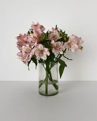 「シリンダー ベース アーバン」古いガラスのような素朴な雰囲気の花瓶。厚みの不均一さが生み出す歪みと、完全な透明ではないやや曇りを感じさせるガラスの質感が良いです。キッチンツールホルダーにしても良さそうです。デザイン：オランダ