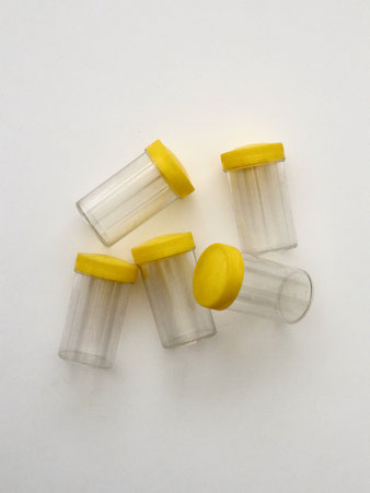 タイの学校で理科教材として使用されるプラスチック製ボトル。黄色い蓋が特徴で、錠剤やサプリメントの収納に適したピルケースとして使えます。SサイズとMiniサイズがあり、軽量で持ち運びやすい日用品です。