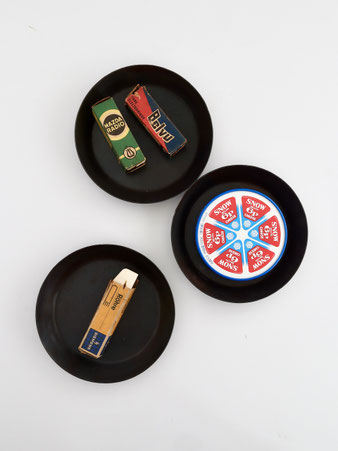 ラウンドトレイ / Round Tray。鉄を鍛錬して作られた丸いトレイ。機械生産にはない趣があり、人の手を感じるわずかに歪みのある形が特徴です。深い灰色とサビが現れた不均一な鉄らしい表情としっかりした重みが魅力。モノとしての良さと存在感があり、幅広い用途に対応し、何十年も使えます。材質：アイアン。原産国：インド。