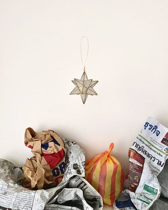 カピス貝のクリスマスオーナメント。白いカピスの貝殻を金で縁取りした、クリスマスらしい星型の飾り。クリスマスツリーに吊したり、棚に置いて飾っても。オランダのインテリアショップ「Kinta」から届きました。