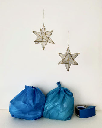 カピス貝のクリスマスオーナメント。白いカピスの貝殻を金で縁取りした、クリスマスらしい星型の飾り。クリスマスツリーに吊したり、棚に置いて飾っても。オランダのインテリアショップ「Kinta」から届きました。