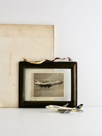 Kaliba フォトフレーム M 横 / Kaliba Photo Frame Horizontal Medium NKUKUは、クラシカルな鉄枠とガラスのフォトフレームです。かまぼこ型のモールディングが施され、2枚のガラスで写真を挟んで飾ります。2L判サイズの写真に最適ですが、ポストカードやL判の写真も飾れます。吊り下げ紐はリサイクルサリー製。原産国はインド、ブランドはNKUKU（U.K.）