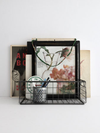 Kaliba フォトフレーム ブラック / Kaliba Photo Frame Virtical Large Black NKUKUは、クラシカルな鉄枠とガラスのフォトフレームです。かまぼこ型のモールディングが施され、2枚のガラスで写真を挟んで飾ります。8×10の大判写真やLサイズの写真、ポストカードも飾れます。吊り下げ紐はリサイクルサリー製。原産国はインド、ブランドはNKUKU（U.K.）