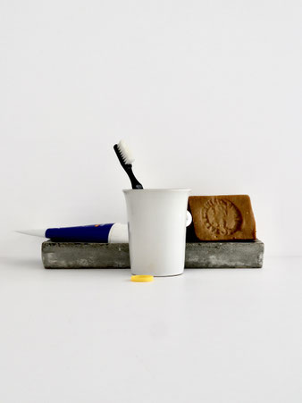 ZANGRAのTumbler White Porcelain（歯磨き用のコップ）は、歯医者さん風のラッパ型デザインのタンブラー。清潔感のある白磁で、バスルームにぴったりのスタイリッシュなアイテム。