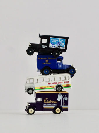 1980年代イギリス製のヴィンテージミニカー。ロイヤルメールの配達トラックのレプリカ。赤いバンはイギリスの街の風景そのもの。20世紀のグラフィックデザインを纏った小さなオブジェです。デスクや書斎の棚の上に。