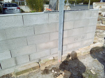 Mur de parpaing pour accueillir un mur de pierre