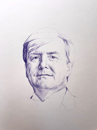 Met pen getekend portret in opdracht van een lachende baby met kort haar en een blouse, uitgevoerd in een realistische stijl op een lichte achtergrond.